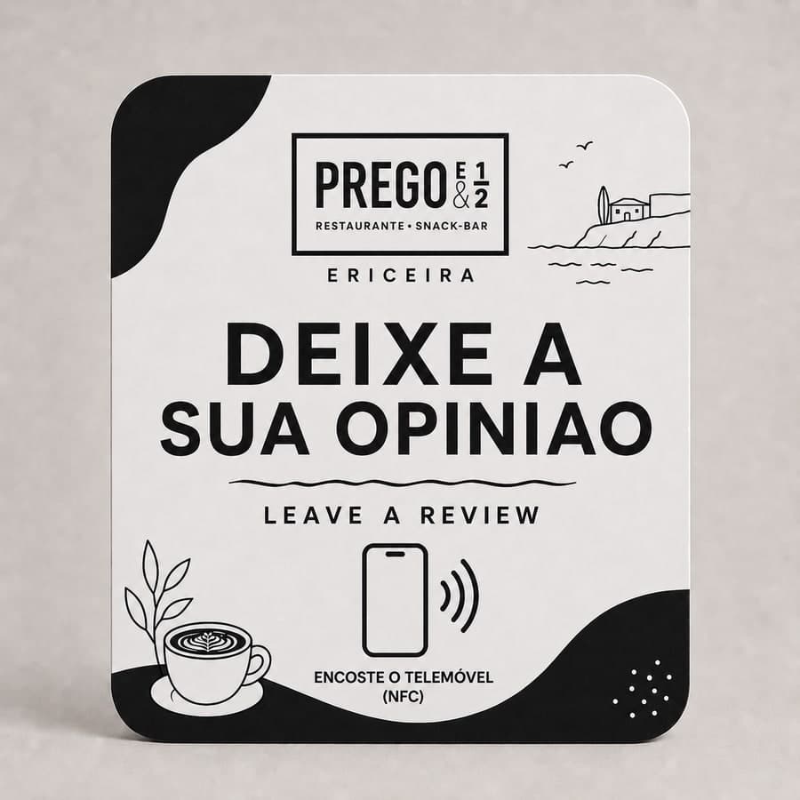 Placa NFC preta do Prego & Meio pousada numa mesa